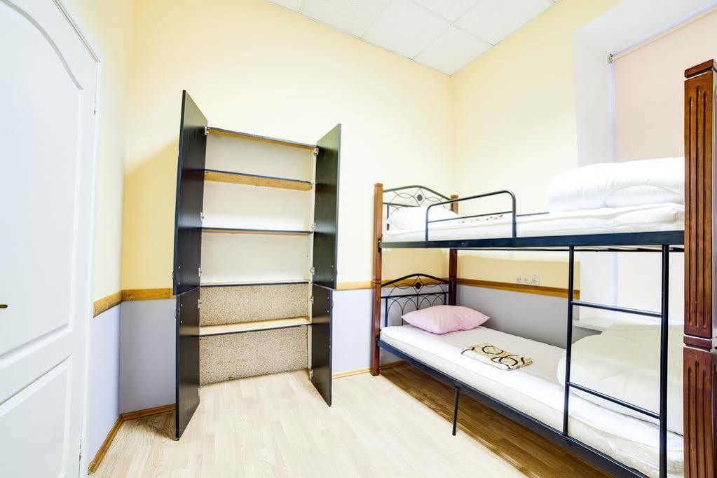 Night & Day Hostel Kiev Extérieur photo