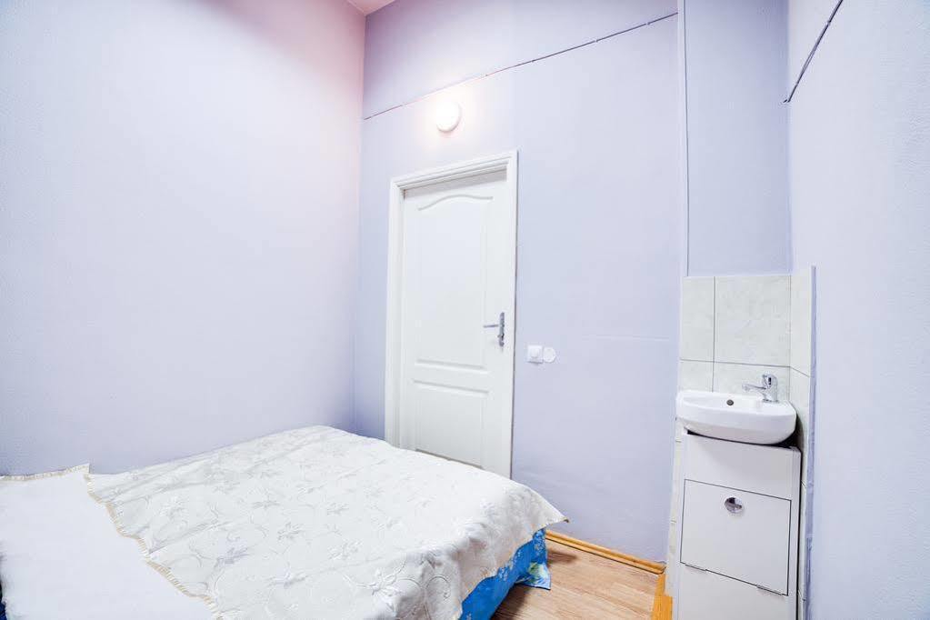Night & Day Hostel Kiev Extérieur photo